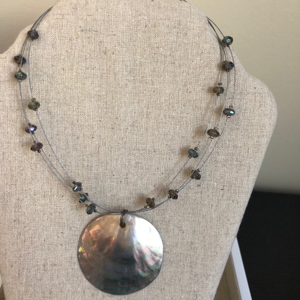 Metallic Clam shell Necklace